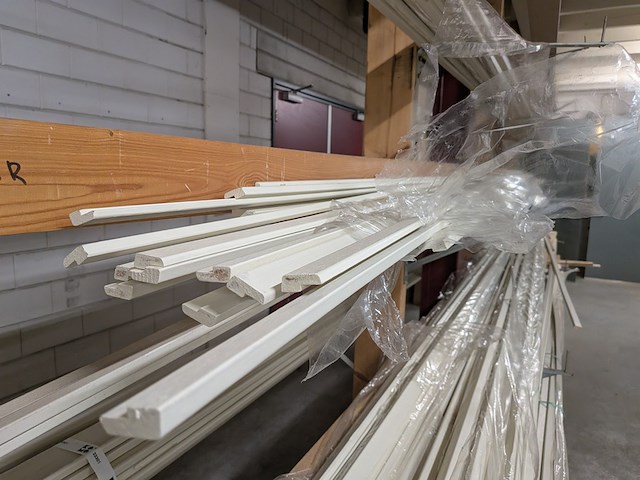 Partij houten glaslatten en afwerkprofielen - afbeelding 17 van  37