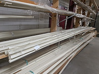 Partij houten glaslatten en afwerkprofielen - afbeelding 18 van  37