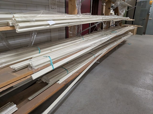 Partij houten glaslatten en afwerkprofielen - afbeelding 20 van  37