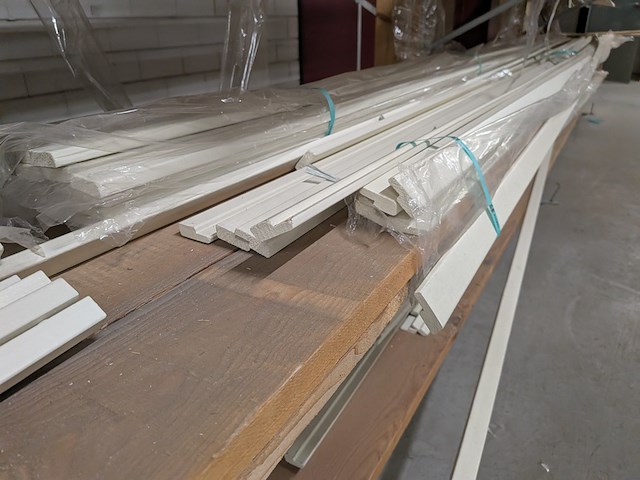Partij houten glaslatten en afwerkprofielen - afbeelding 21 van  37