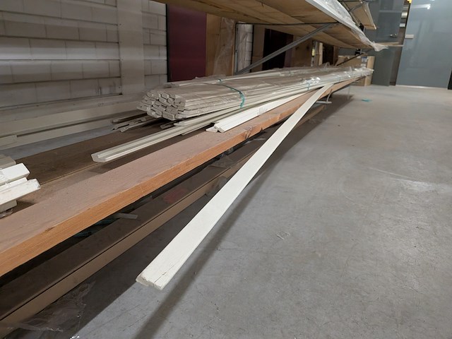 Partij houten glaslatten en afwerkprofielen - afbeelding 22 van  37