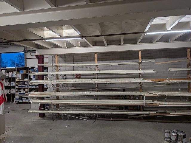 Partij houten glaslatten en afwerkprofielen - afbeelding 12 van  37