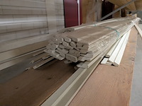 Partij houten glaslatten en afwerkprofielen - afbeelding 24 van  37