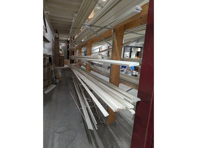 Partij houten glaslatten en afwerkprofielen - afbeelding 25 van  37