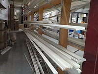 Partij houten glaslatten en afwerkprofielen - afbeelding 25 van  37