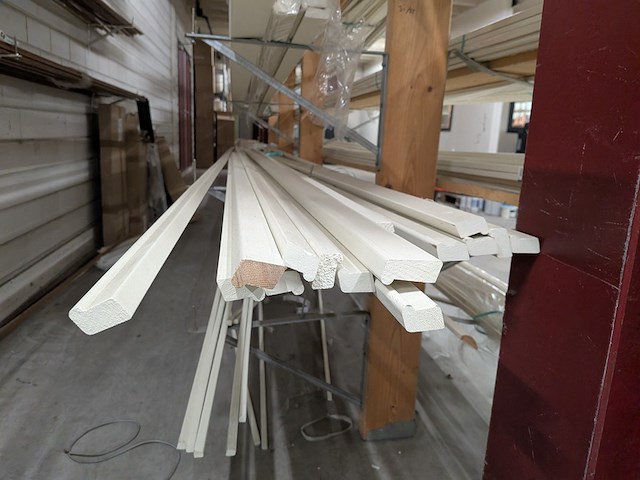 Partij houten glaslatten en afwerkprofielen - afbeelding 26 van  37