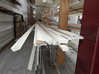 Partij houten glaslatten en afwerkprofielen - afbeelding 26 van  37