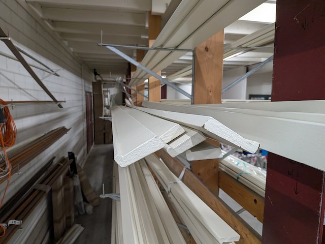 Partij houten glaslatten en afwerkprofielen - afbeelding 28 van  37