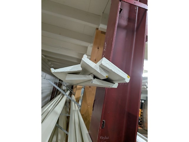 Partij houten glaslatten en afwerkprofielen - afbeelding 30 van  37