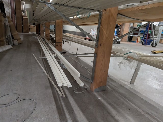 Partij houten glaslatten en afwerkprofielen - afbeelding 31 van  37