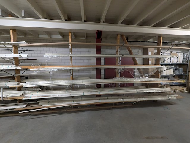 Partij houten glaslatten en afwerkprofielen - afbeelding 23 van  37