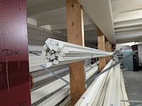 Partij houten glaslatten en afwerkprofielen - afbeelding 32 van  37