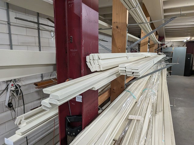 Partij houten glaslatten en afwerkprofielen - afbeelding 34 van  37