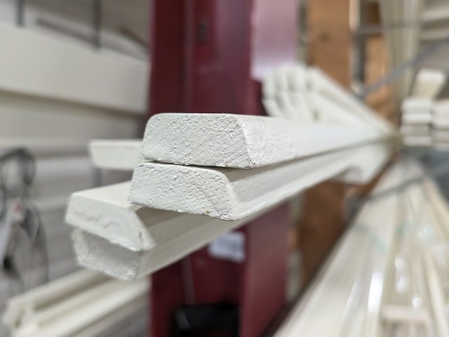 Partij houten glaslatten en afwerkprofielen - afbeelding 35 van  37