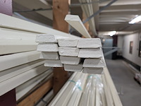 Partij houten glaslatten en afwerkprofielen - afbeelding 36 van  37