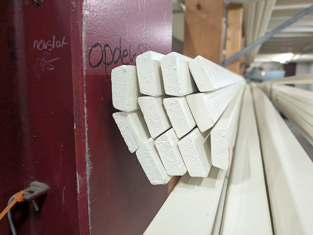 Partij houten glaslatten en afwerkprofielen - afbeelding 37 van  37