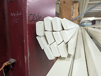 Partij houten glaslatten en afwerkprofielen - afbeelding 37 van  37