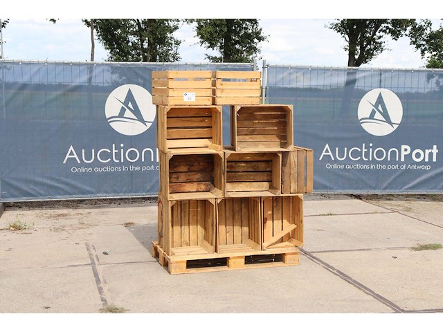 Partij houten kisten op pallet - afbeelding 1 van  1