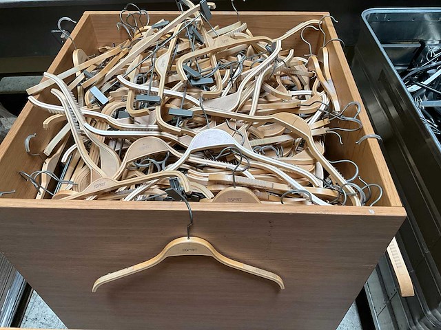 Partij houten kledinghanger - afbeelding 1 van  4