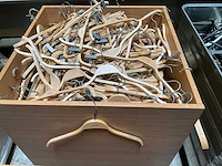 Partij houten kledinghanger - afbeelding 1 van  4