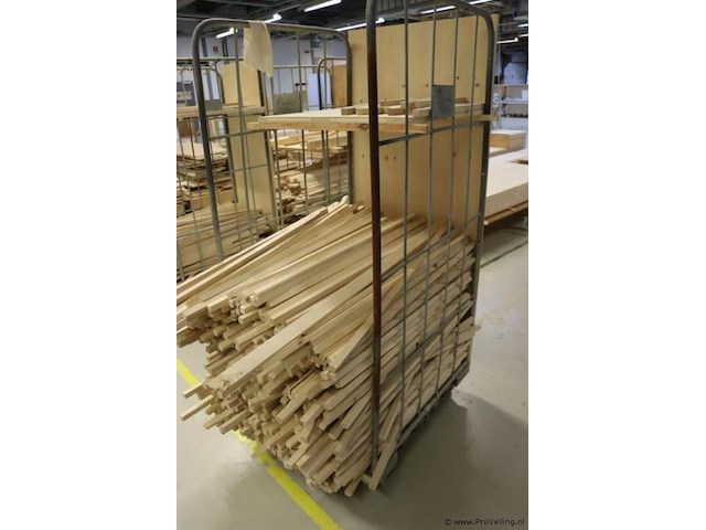 Partij houten latten, diverse soorten - afbeelding 1 van  5