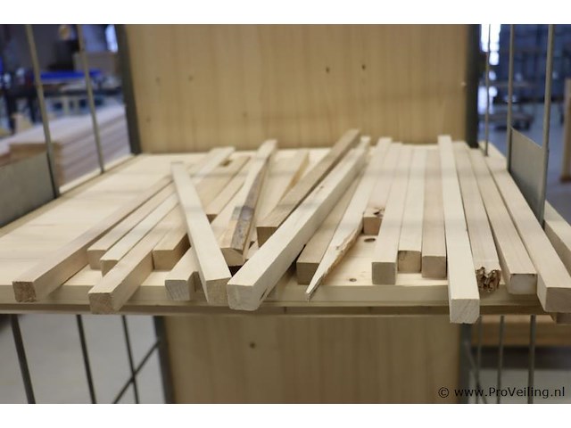 Partij houten latten, diverse soorten - afbeelding 4 van  5
