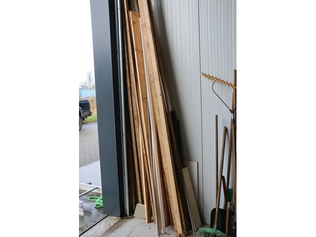 Partij houten latten - afbeelding 1 van  5