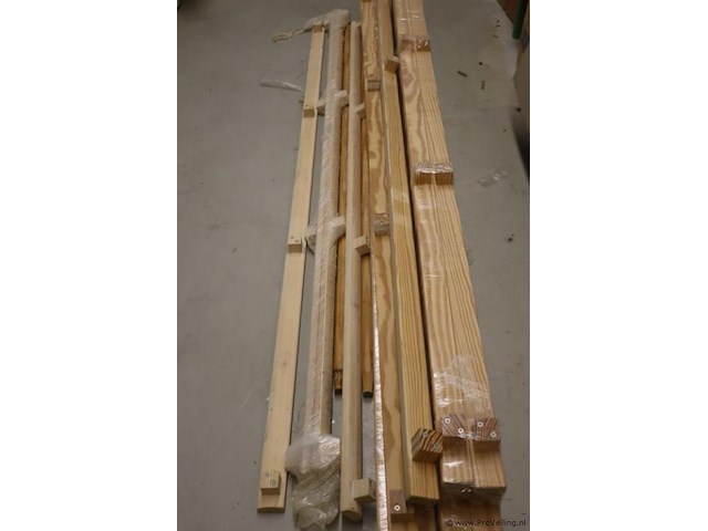 Partij houten latten - afbeelding 1 van  3