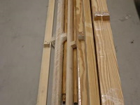 Partij houten latten - afbeelding 1 van  3