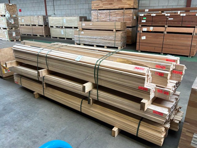 Partij houten latten - afbeelding 1 van  7