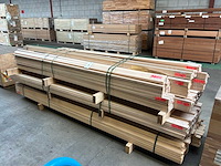 Partij houten latten - afbeelding 1 van  7