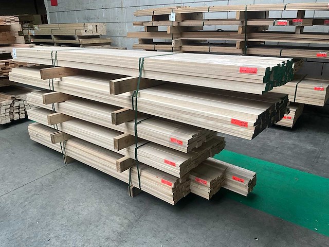 Partij houten latten - afbeelding 1 van  11