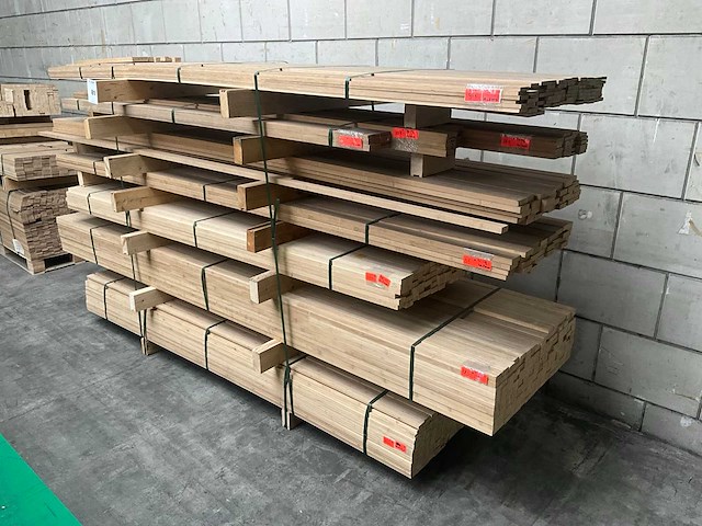 Partij houten latten - afbeelding 1 van  16