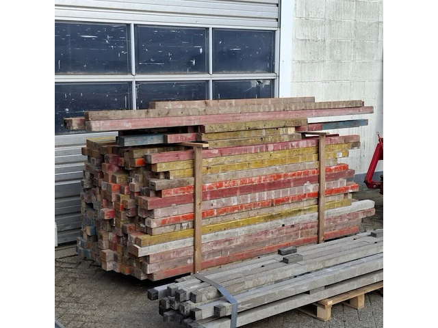 Partij houten metselprofielen - afbeelding 1 van  7