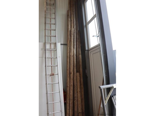 Partij houten palen - afbeelding 1 van  5