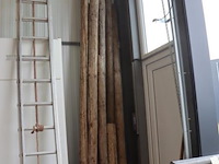 Partij houten palen - afbeelding 1 van  5