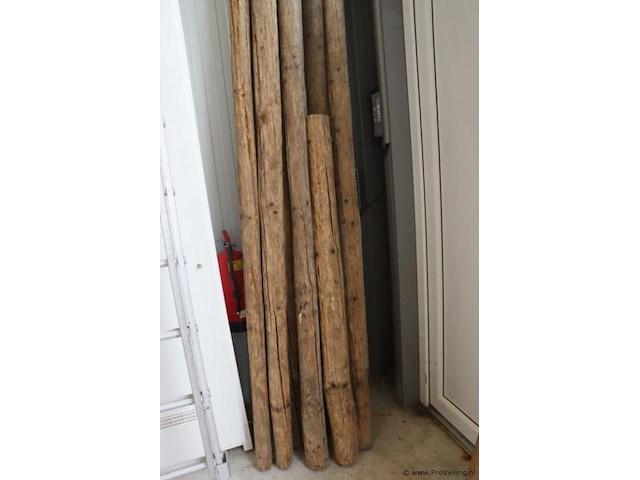 Partij houten palen - afbeelding 2 van  5