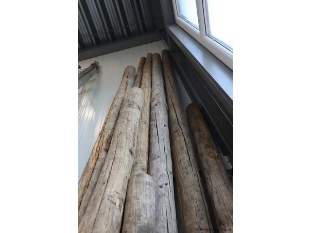 Partij houten palen - afbeelding 4 van  5