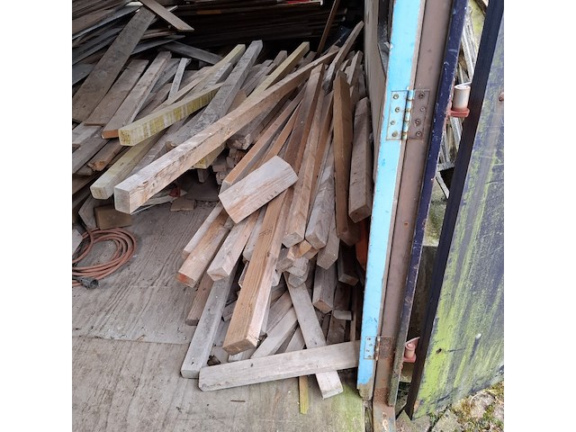 Partij houten planken, balken en metselprofielen - afbeelding 4 van  13