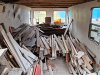 Partij houten planken, balken en metselprofielen