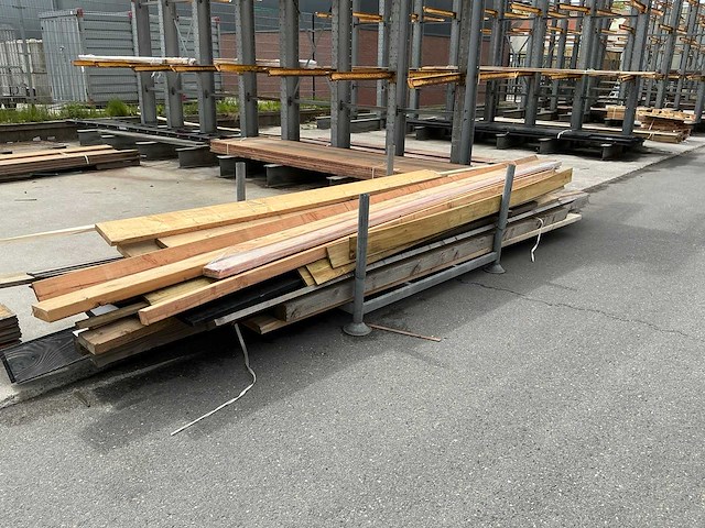 Partij houten planken en balken - afbeelding 1 van  6
