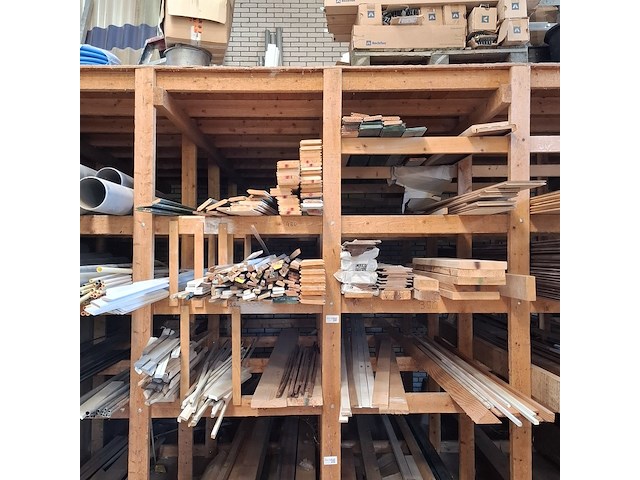 Partij houten planken en latten in 7x vak - afbeelding 1 van  36