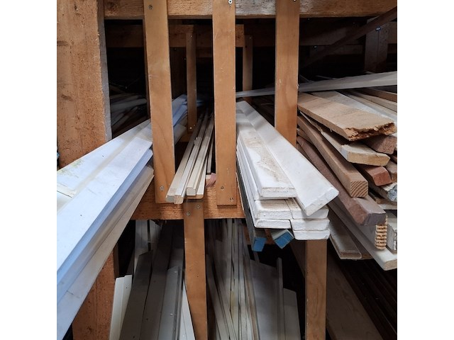 Partij houten planken en latten in 7x vak - afbeelding 18 van  36