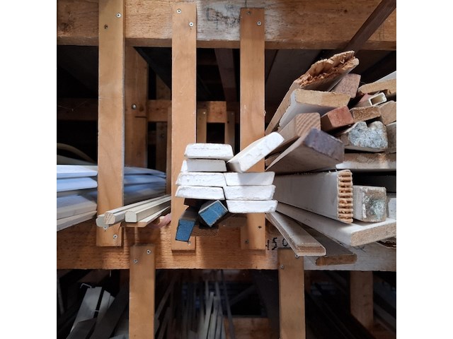 Partij houten planken en latten in 7x vak - afbeelding 19 van  36