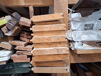 Partij houten planken en latten in 7x vak - afbeelding 22 van  36