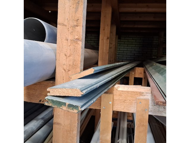 Partij houten planken en latten in 7x vak - afbeelding 26 van  36