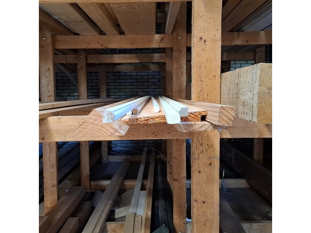 Partij houten planken en latten in 7x vak - afbeelding 31 van  36