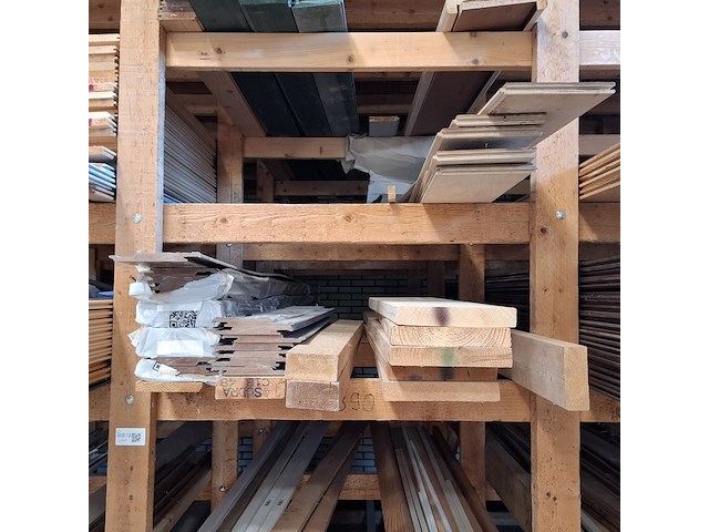 Partij houten planken en latten in 7x vak - afbeelding 32 van  36