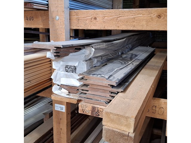 Partij houten planken en latten in 7x vak - afbeelding 33 van  36