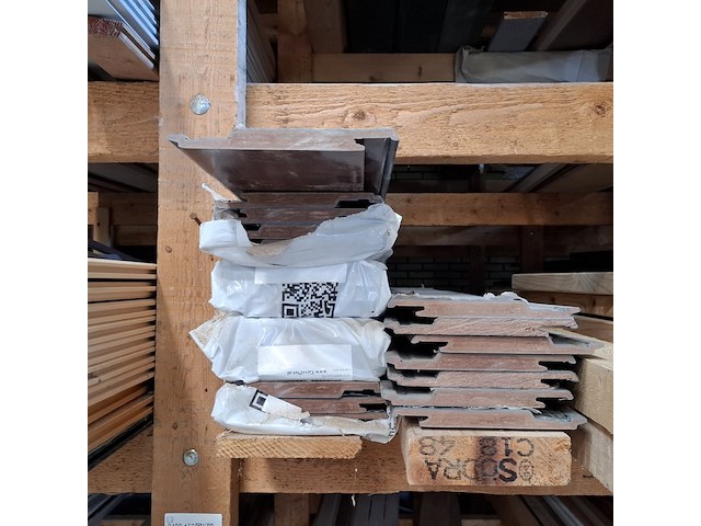 Partij houten planken en latten in 7x vak - afbeelding 34 van  36